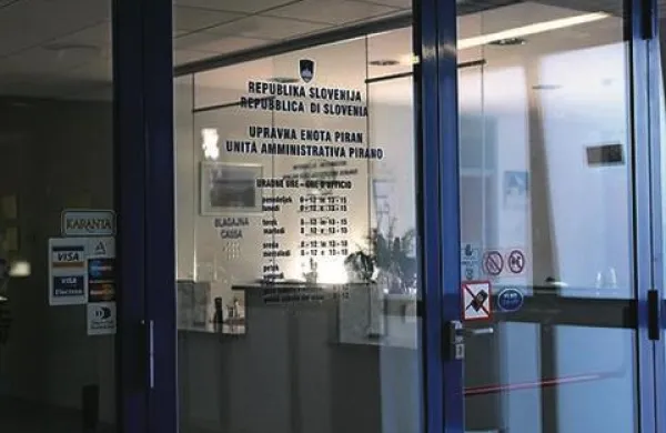 V piranski upravni enoti so  od začetka veljavnosti uredbe na mize dobili  253 vlog, v koprski upravni enoti so prejeli 228 vlog za izdajo gradbenega dovoljenja za nezahtevne objekte, v izolski upravni enoti pa  so do zdaj prejeli 130 vlog za izdajo gradbenih dovoljenj  