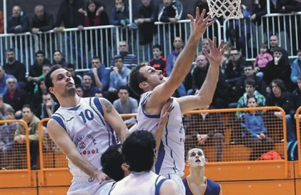 Portoroškim košarkarjem za napredovanje v prvo ligo  manjka le še “zaključni” koš oziroma ena zmaga