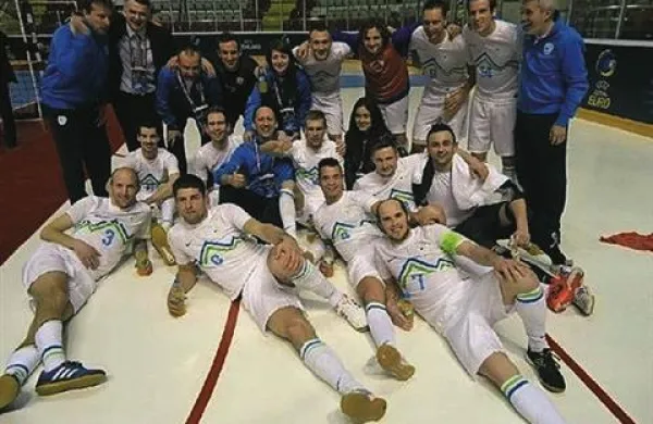 Slovenska reprezentanca v dvoranskem nogometu je v Erzurumu v 1. krogu kvalifikacijskega turnirja za evropsko prvenstvo 2014 premagala Ukrajino z 8:3 (4:1) in se tako uvrstila na zaključni turnir stare celine