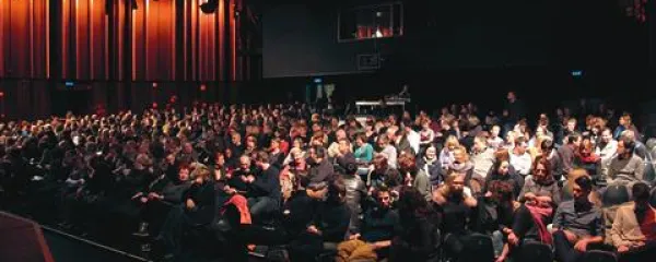 Vstopnice so šle za med. Katedrala Kina Šiška, tokrat posejana s stoli,  je bila razprodana. 