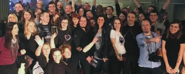 Skupinska fotografija z oboževalci in zlasti oboževalkami 
