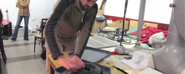 Janez Leban med pripravljanjem 35 mm filma za enega vse redkejših tovrstnih filmskih predvajanj pri nas