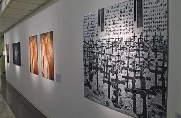 Razstava bo v Mali galeriji Cankarjevega doma na ogled do 5. maja 