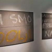 Dela Bogomirja Duzbabe  družbenokritični grafit uporabijo kot  motiv za premislek o današnjih razmerah