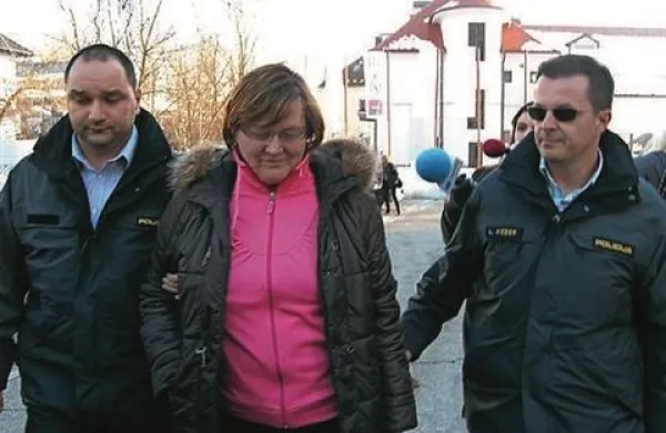 Na mariborskem sodišču so pojasnili, da se Tovšakovi, poslovodji poljskega podjetja Remak Mareku Andrzeju in Alešu Pangercu iz podjetja Go Extra pripor podaljša za nadaljnja dva meseca oziroma do 28. maja