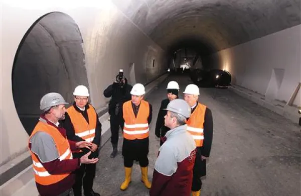   Konec januarja, ko si je potek dela ogledal bivši minister za infrastrukturo in prostor Zvone Černač, je še kazalo, da bo predor končan do prihodnje pomladi, zdaj pa se ta napoved ne zdi več  uresničljiva 