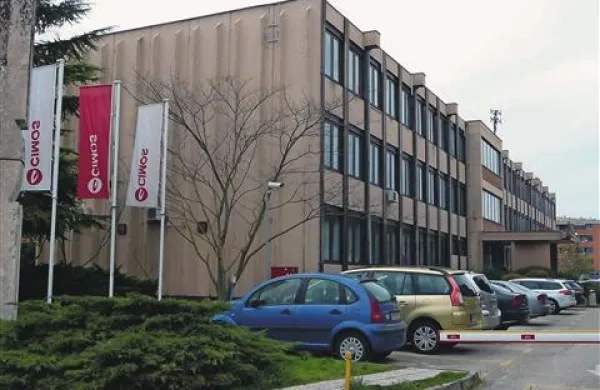 Cimos je pomemben izvoznik, samo v Sloveniji pa  ima (s hčerinskimi družbami vred) približno 3000 zaposlenih