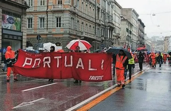 Približno tristo tržaških luških delavcev je včeraj protestiralo na tržaških ulicah