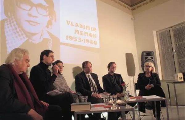 Memonovi poeziji v čast so nastopili (z leve) Andrej Medved, Marcello Potocco, Ines Cergol, Boris A. Novak, Gašper Malej in Irena Urbič 