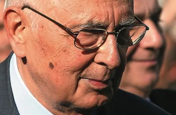 Italijanski predsednik Giorgio Napolitano je danes že zanikal namigovanja italijanskih medijev, da razmišlja o takojšnjem odstopu s položaja