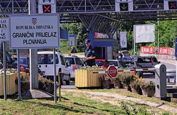 Manj kot polovica hrvaških državljanov meni, da je vstop Hrvaške v EU pozitiven
