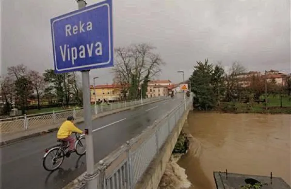 Reka Vipava je na vodomerni postaji v Mirnu zjutraj dosegla pretok 195 kubičnih metrov na sekundo in se postopno umirja, v zgornjem toku že upada (fotografija je iz arhiva) Foto: Leo Caharija