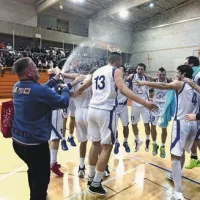 Seveda so se v šampanjcu okopali tudi glavni akterji napredovanja v prvo ligo