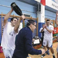 Svojo “porcijo” penine je dobil tudi trener Konstantin Subotić, polil pa ga je najboljši na tekmi Adin Kavgić