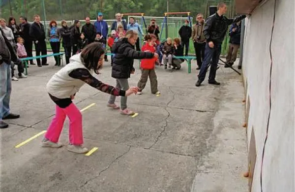 V več slovenskih krajih  je navada, da na velikonočni ponedeljek v krogu družine ali širše skupnosti pripravijo  posebne igre s pirhi, kot sta sekanje in trkanje pirhov, ponekod pa jih tudi skrivajo in iščejo (fotografija je iz arhiva) Foto: Alenka Ožbot