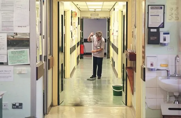 Zdravstvo in  zdravstvena politika sta si enotni v oceni, da je nujno temeljito čiščenje razmer - stroka pričakuje, da bo čistilec zdravstveni minister, ta pa  domneva, da bi bili trši,  zaostreni ukrepi, deležni  prav iz stroke večjega vika in krika