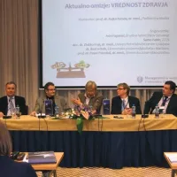 Na okrogli mizi Vrednost zdravja so razmere ocenjevali (z leve) prof. dr. Pavel Poredoš, dr. Rasto Ovin, prof. dr. Rajko Kenda, prof. dr. Zlatko Fras in Samo Fakin