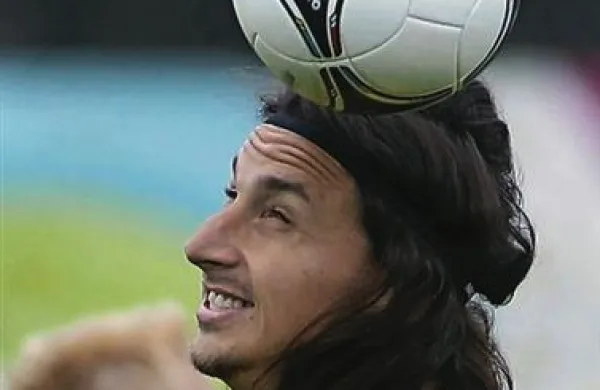 Zlatanu Ibrahimoviću  je evropska nogometna zveza prepolovila kazen in bo lahko proti svojemu nekdanjemu klubu igral že drevi