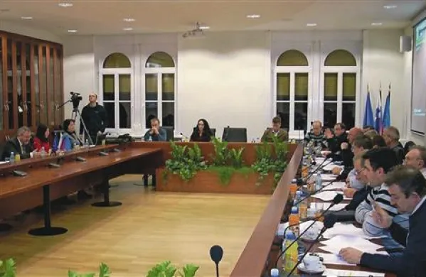 Večina v ilirskobistriškem občinskem svetu je vidno razočarana nad dejanji in vedenjem župana Emila Rojca, zato so ga pozvali k odstopu. Župan (na fotografiji skrajno levo) razlogov za odstop ne vidi.