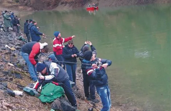 Okoli 170 ribičev je prišlo srečo preizkusiti na Bistriško 