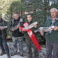 Na robu Plavi so, tako kot ob že številnih  prvega aprila dnevih, proglasili novo tako imenovano Miss Soče. Naziv si je prislužila 62,5 centimetra dolga soška postrv, ki jo je ujel Jernej Rijavec iz Ozeljana (tretji z leve). Prva tri mesta na tekmovanju pa so zasedli  (z leve) Marjan Marinič iz Šmartnega, ki je uplenil 69,5 centimetrov dolgo ribo, Igor Komac  iz Kanala  (riba dolga 59,5 cm) in Marjo Vodopivec  iz Nove Gorice (riba  57 cm).