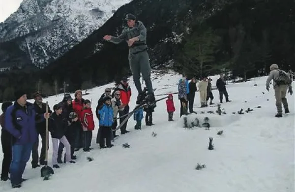 Namesto na Kaninu  se je 84 udeležencev Emausa, organiziranih v 14 ekip iz Slovenije, Italije in Nemčije, zbralo  v Logu pod Mangrtom, kjer je še dovolj snega