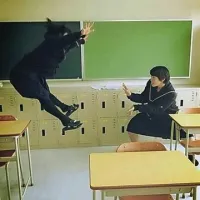 Japonske šolarke med odmori izvajajo vrtoglave vragolije, ki so se jih naučile v priljubljeni risanki Dragon Ball