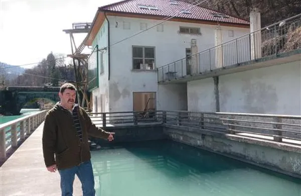 Dušan Jermol kaže, kje bodo  nasuli material  in s kombijem omogočili  dostop do Vodne hiše