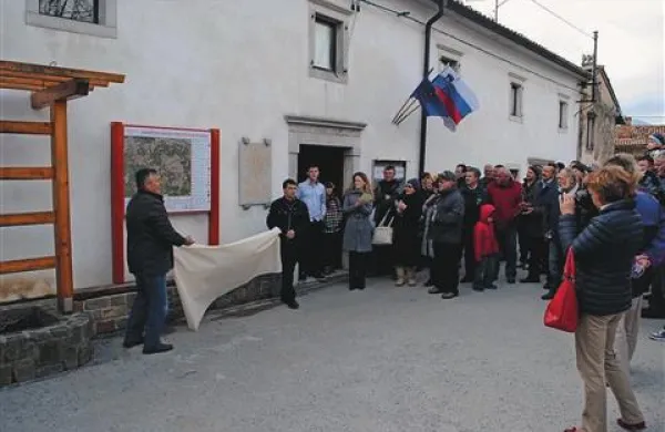 Predsednik  Društva Matija Vertovec  Marijan Lozej in predsednik KS Planina Mitjan Marc  sta odkrila turistično informativno tablo pred staro šolo, ki sodi v projekt opremljanja Vertovčevih poti