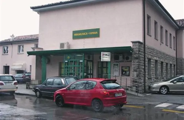 Del  lastnikov prodaja 29 odstotkov  vipavske hranilnice  