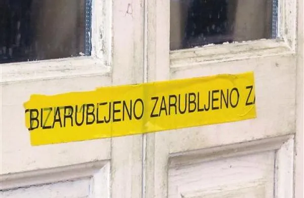 Vsa zunanja vrata na lokalu je izvršitelj zapečatil z rumenim trakom z napisom zarubljeno