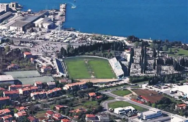 Na izolskem stadionu je že lani  spomladi primanjkovalo trave   po  sredini igrišča in  vzdolž vzhodne tribune. Zdaj je še veliko huje.  