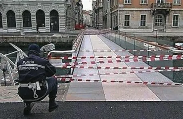 Skupina neznancev si je za prvoaprilsko potegavščino izbrala tako imenovani “kratki most”, ki povezuje Veliki kanal v središču Trsta