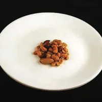 33 gramov slanih arašidov