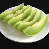 Pol kilograma medene melone vsebuje 200 kalorij