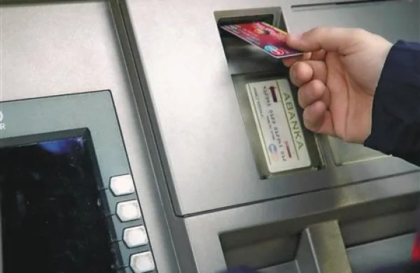 Zaradi poskusa ropa pri bankomatu je sodišče obsodilo mladeniča na deset mesecev pogojne kazni