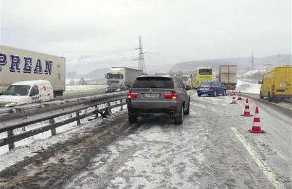 Razmeroma dolga zima terja tudi višje stroške za vzdrževanje avtocest in hitrih cest. Dars v sezoni 2012/2013 te stroške ocenjuje na približno sedem milijonov evrov, v povprečni zimi pa se ti gibljejo okoli petih milijonov evrov.