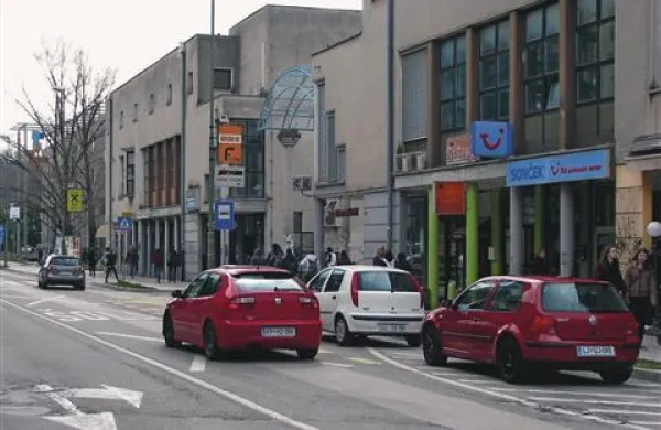 Mnogi opozarjajo predvsem na gnečo in z njo povezano varnost pred šolami, na primer OŠ Milojke Štrukelj in gimnazijo