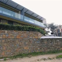 Na kmetijskem zemljišču in brez potrebnih dovoljenj  postavljeni  razkošni stavbi s steklom in  stebri  sta  prej pritegnili policiste kot gradbene inšpektorje -  kljub dvema prijavama (lanski in iz leta 2007). To naj bi  bila  “sušilnica sadja”  in “rastlinjak”.  