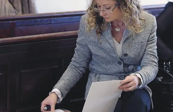 Odvetnica Suzana Gale naj bi od arhitekta, ki se je znašel v osebnem stečaju, terjala 1500 evrov