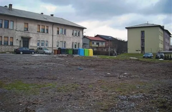 Na Ovčjih stajah v Postojni bo družba S-Trade zgradila stanovanjsko stavbo