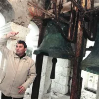 V piranskem zvoniku so trenutno štirje zvonovi. Poleg dveh manjših za bitje ure sta še dva velika iz leta  1921, a ju    ne uporabljajo več, ker sta počena.