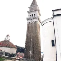 V piranskem zvoniku bo po skoraj 20 letih  spet glasno zvonilo. Zdaj je slišati le manjša zvonova, ki bijeta uro.