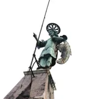 Strela v Piranu treska v angela, ki je najvišja točka v mestu.  Vsaj enkrat na leto ura  neha biti, in takrat je piranski župnik  zasut s telefonskimi klici - eni so navdušeni, da imajo končno mir, drugi se pritožujejo, ker ne vejo, koliko je ura.       