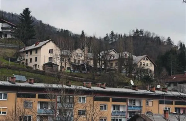 Ogromen kolos nekdanjega samostana in poznejšega dijaškega doma golta denar in spravlja CID v  težave