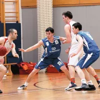 Ajdovec Borut Grošelj (z žogo) je bil uspešnejši od svojega čuvaja  Uroša Jenka (15)