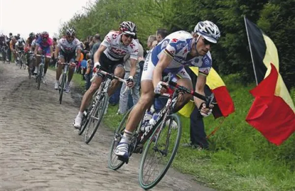Fabian Cancellara (drugi) je ob odsotnosti štirikratnega zmagovalca Toma Boonena (v ospredju) še tretjič dobil dirko Pariz-Roubaix