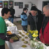 Na stojnicah so domačinke ponujale doma pripravljene jedi iz špargljev: frtaljo, namaze, riž, pico, narastke, testenine in še kaj