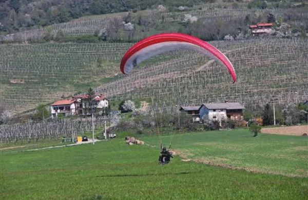 Padalci poudarjajo, da bi bilo nujno treba urediti območje za pristajanje, med drugi pa predlagajo, da bi do vzletišče potegnili vzpenjačo ...