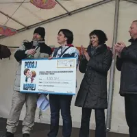 Na  prireditvi Podaj naprej so zbirali denar za šolski sklad tudi v 45 krajih po Sloveniji, med drugim tudi v občinah  Idrija, Šempeter-Vrtojba ...